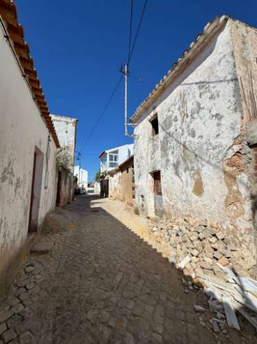 Viva o Algarve Autêntico: Moradia em Banda Para Recuperação em Aldeia Rural