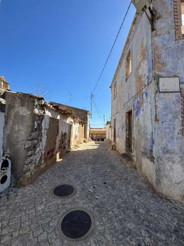 Viva o Algarve Autêntico: Moradia em Banda Para Recuperação em Aldeia Rural