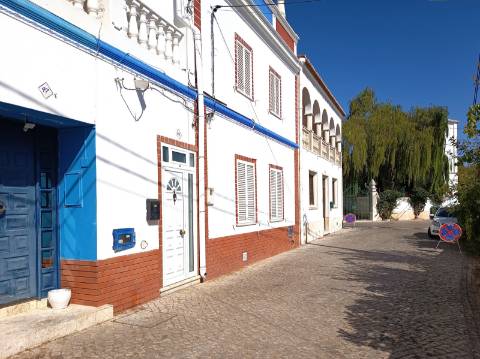 Viva o Algarve Autêntico: Moradia em Banda Para Recuperação em Aldeia Rural
