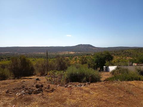 Viva o Algarve Autêntico: Moradia em Banda Para Recuperação em Aldeia Rural