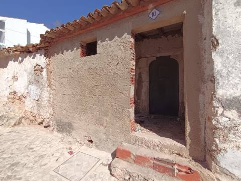 Viva o Algarve Autêntico: Moradia em Banda Para Recuperação em Aldeia Rural