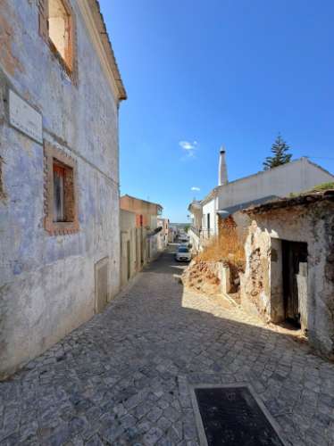 Viva o Algarve Autêntico: Moradia em Banda Para Recuperação em Aldeia Rural