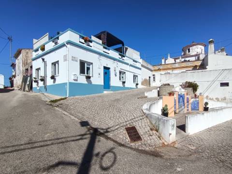 Viva o Algarve Autêntico: Moradia em Banda Para Recuperação em Aldeia Rural