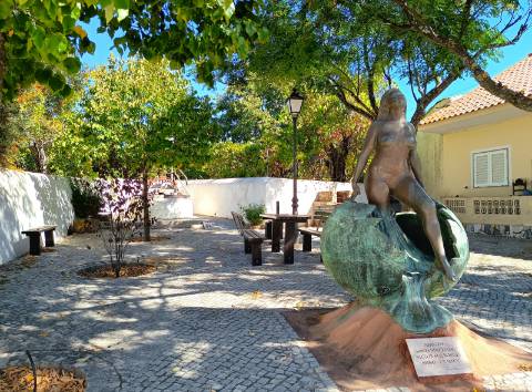 Viva o Algarve Autêntico: Moradia em Banda Para Recuperação em Aldeia Rural
