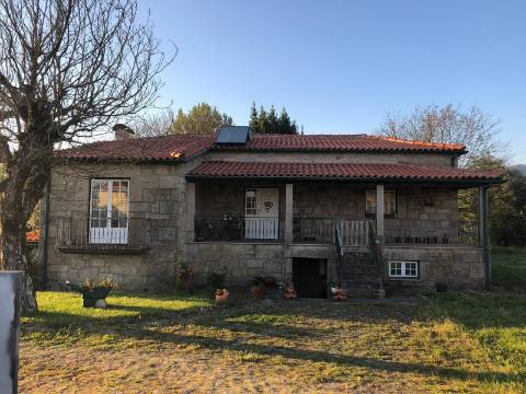 COUTO, Moradia T3 de pedra em bom estado