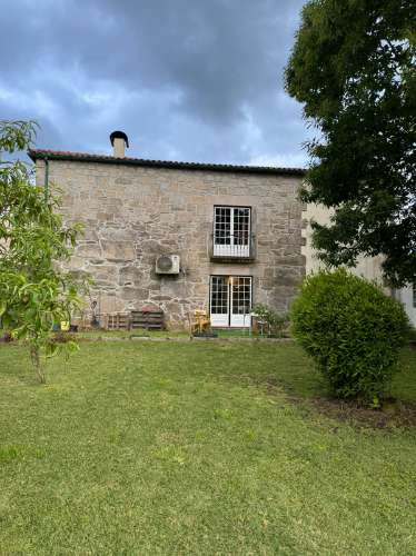 COUTO, Moradia T3 de pedra em bom estado