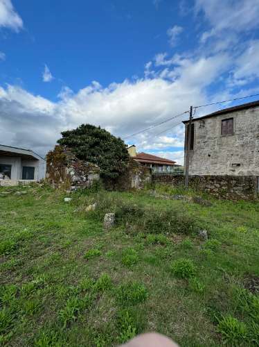 COUTO, Moradia T3 de pedra em bom estado