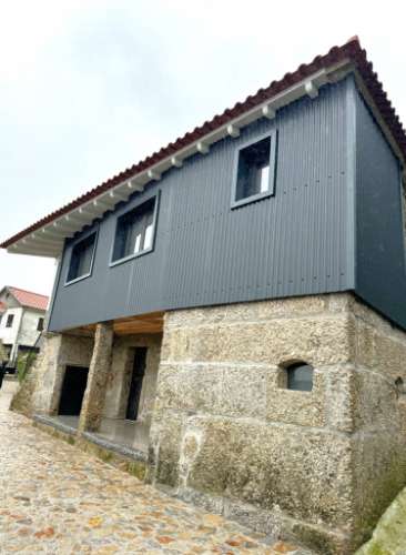 Moradia V3 em Pedra com Anexo, totalmente renovada