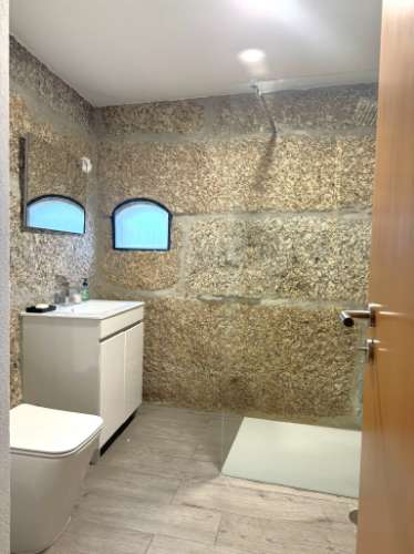 Moradia V3 em Pedra com Anexo, totalmente renovada