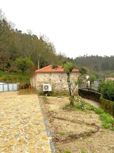 Moradia V3 em Pedra com Anexo, totalmente renovada