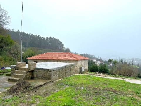 Moradia V3 em Pedra com Anexo, totalmente renovada