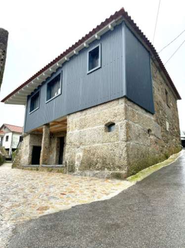 Moradia V3 em Pedra com Anexo, totalmente renovada
