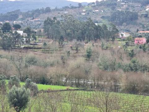 Terreno em Refoios do Lima com acesso ao Rio Lima