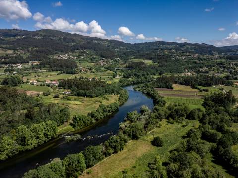 Deslumbrante Quinta de Pedra T4 com Piscina, Vista Rio e Potencial de Expansão - Ponte de Lima