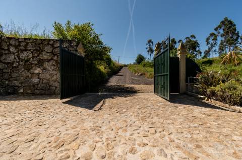 Deslumbrante Quinta de Pedra T4 com Piscina, Vista Rio e Potencial de Expansão - Ponte de Lima