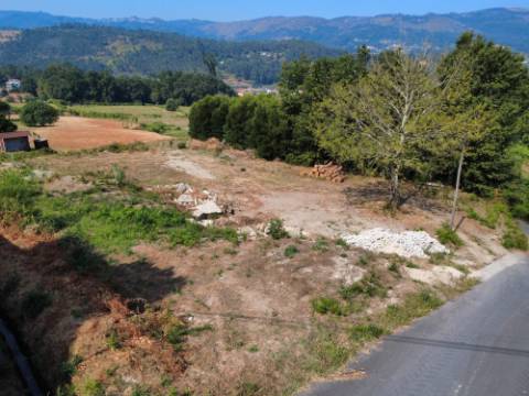 Terreno em Zona de Construção com Potencial para 4 Habitações* em São Cosme - 3.120 m²