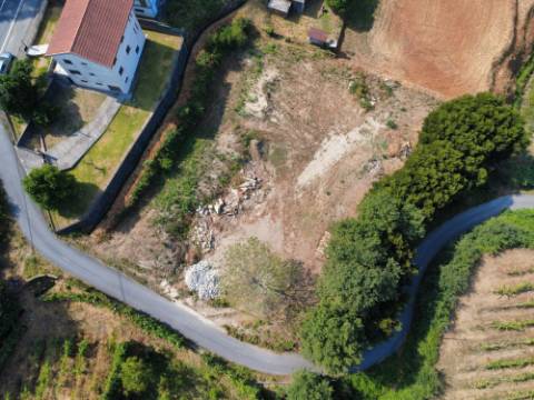 Terreno em Zona de Construção com Potencial para 4 Habitações* em São Cosme - 3.120 m²
