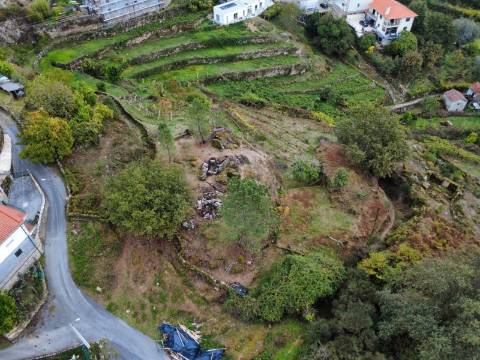Terreno Urbano com 3 Ruinas em Soajo