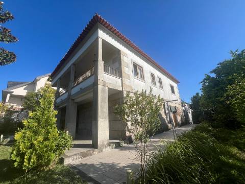 Moradia T4+1 no centro de Lanheses