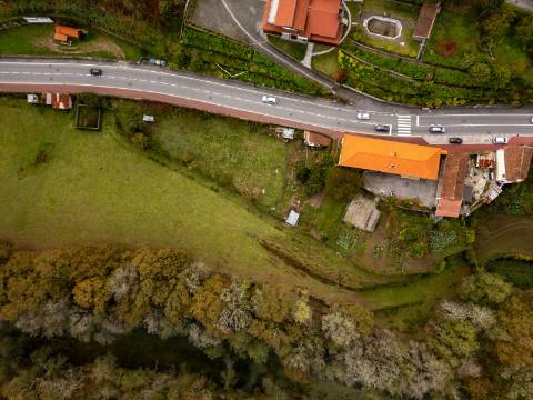 Quinta com Moradia T6 em Pedra e 2hA de Terreno no centro de Arcos de Valdevez