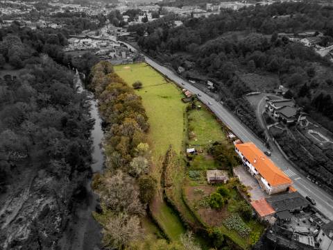 Quinta com Moradia T6 em Pedra e 2hA de Terreno no centro de Arcos de Valdevez