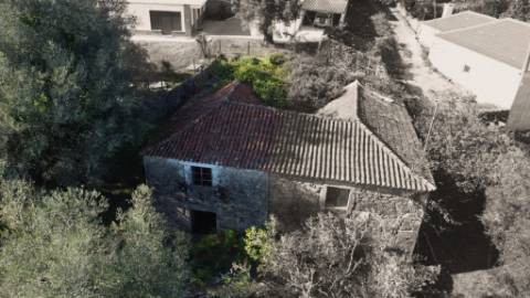 Moradia para Restauro com Terreno de Construção