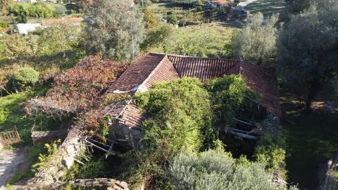 Moradia para Restauro com Terreno de Construção
