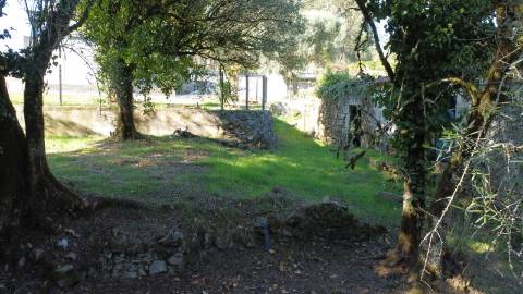 Moradia para Restauro com Terreno de Construção