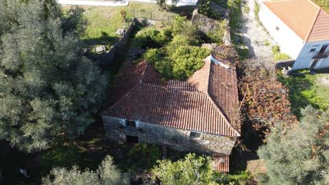 Moradia para Restauro com Terreno de Construção
