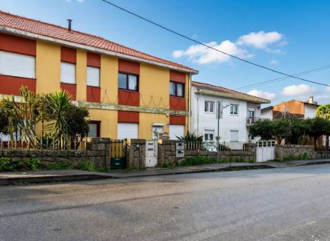 T2 com Jardim, Garagem e Terreno em Meadela - Viana do Castelo