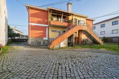 T2 com Jardim, Garagem e Terreno em Meadela - Viana do Castelo