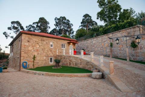 Moradia em Pedra com Piscina + Casa T1 Independente - Ponte de Lima