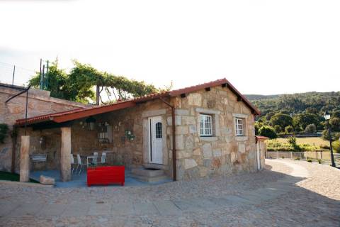 Moradia em Pedra com Piscina + Casa T1 Independente - Ponte de Lima
