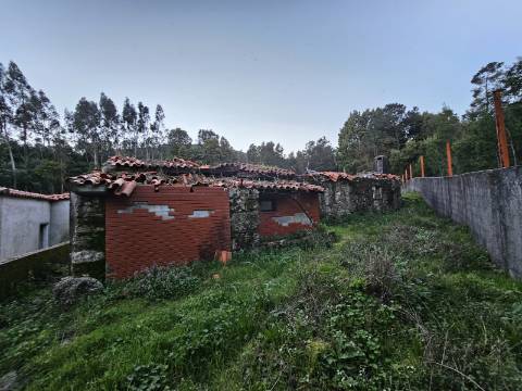 Duas Moradias Por Recuperar