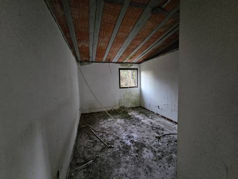 Duas Moradias Por Recuperar