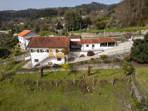 Moradia com vista panorâmica, espaço exterior generoso e enorme potencial em Távora, Arcos de Valdevez