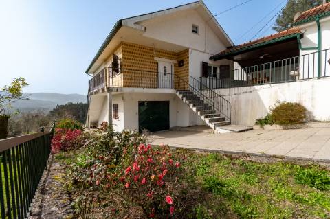 Moradia com vista panorâmica, espaço exterior generoso e enorme potencial em Távora, Arcos de Valdevez