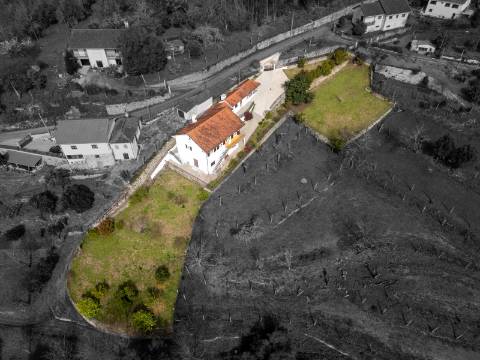 Moradia com vista panorâmica, espaço exterior generoso e enorme potencial em Távora, Arcos de Valdevez