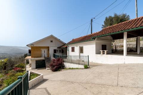 Moradia com vista panorâmica, espaço exterior generoso e enorme potencial em Távora, Arcos de Valdevez