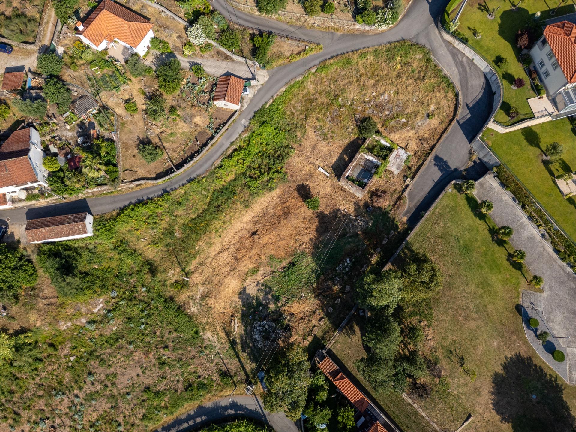 Terreno com Ruína para restauro em Arcozelo
