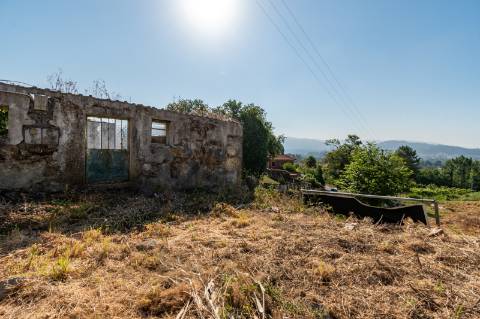 Terreno com Ruína para restauro em Arcozelo