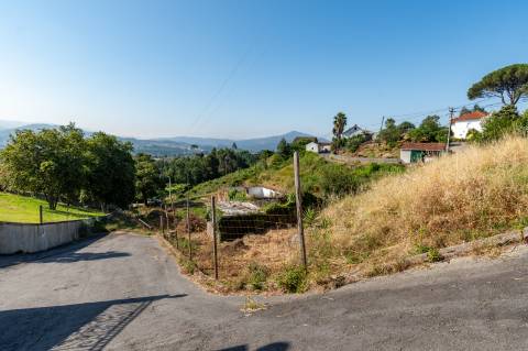 Terreno com Ruína para restauro em Arcozelo