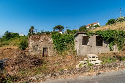Terreno com Ruína para restauro em Arcozelo