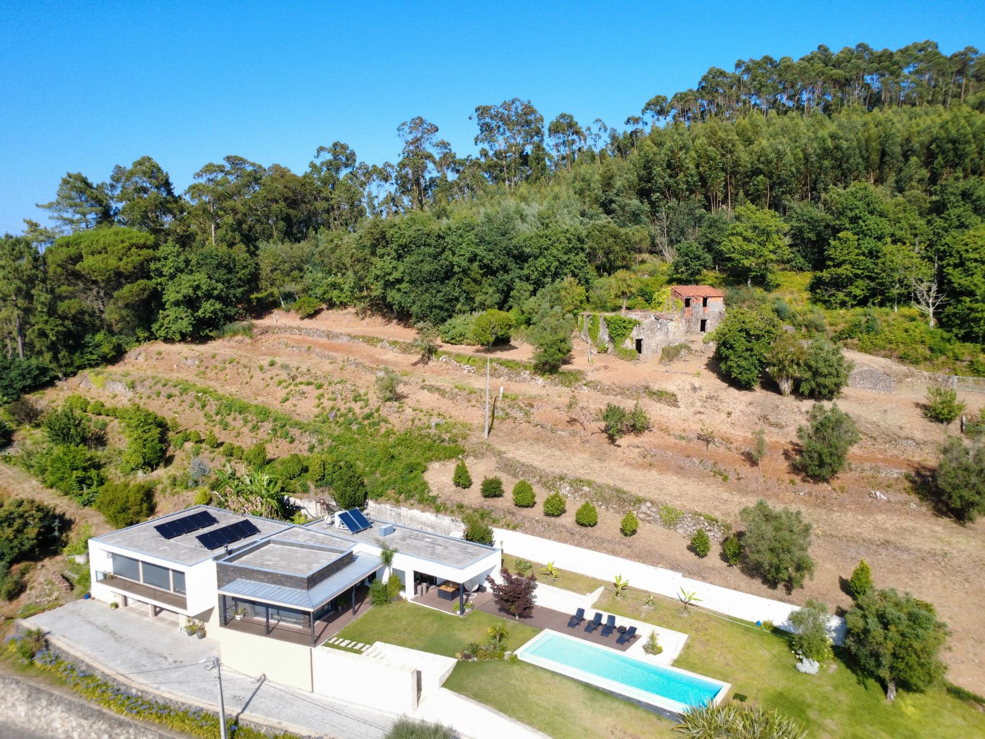 Quinta com Casa em Pedra, Vista Mar e Potencial de Construção | Tregosa | Barcelos

