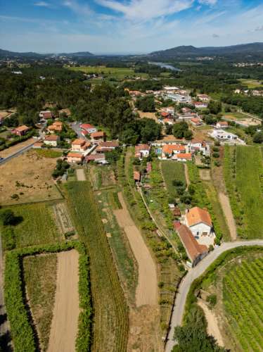 Construa a moradia dos seus sonhos no refúgio perfeito!