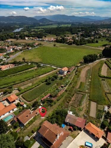 Construa a moradia dos seus sonhos no refúgio perfeito!