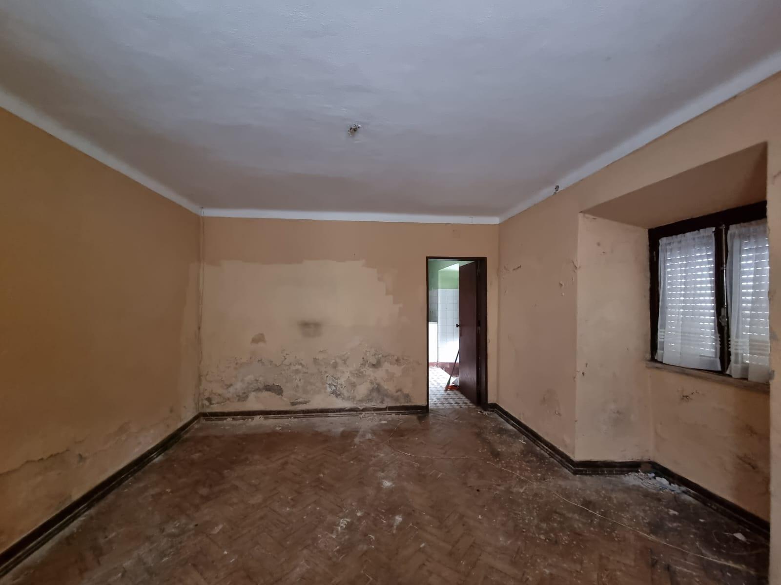 Moradia no Centro Histórico de Mafra com projeto para reabilitação total