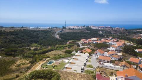 MORADIA T3+1 INSERIDA EM CONDOMÍNIO COM PISCINA JUNTO AO CENTRO DA VILA DA ERICEIRA