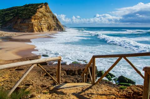 MORADIA T3+1 INSERIDA EM CONDOMÍNIO COM PISCINA JUNTO AO CENTRO DA VILA DA ERICEIRA