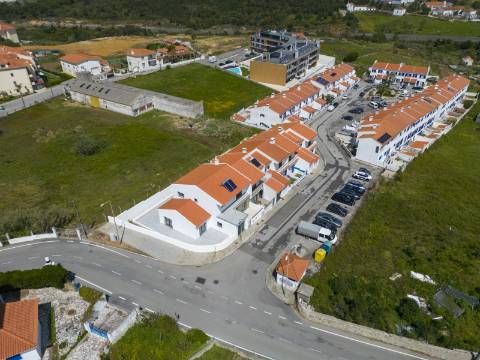 Moradia T4 com logradouro na Ericeira perto do terminal dos autocarros